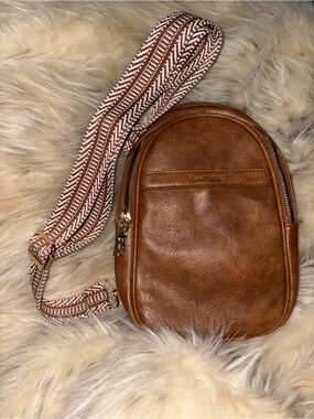 Tantiue Leather Crossbody Bag with Patterned Strap in Brown
